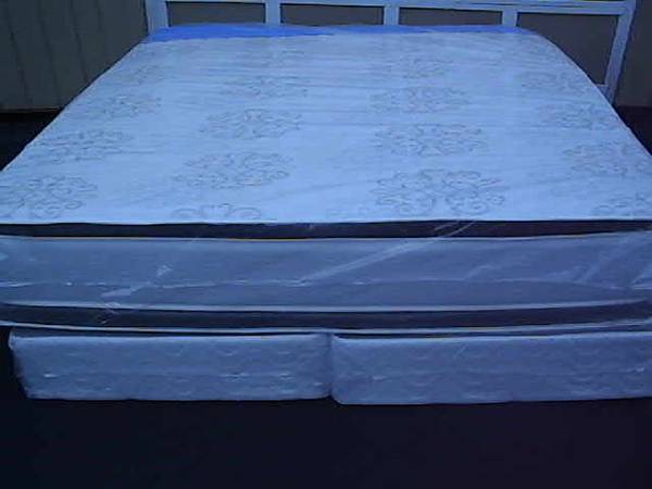 KING SIZE MATTRESS AND BOX SPRING. NEW 1