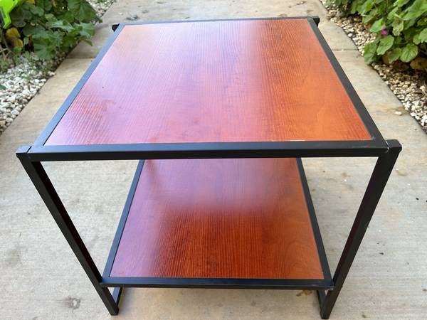 Homieasy end table....T 27 1