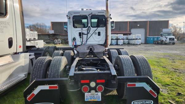 Camión semi 2011 Freightliner Cascadia - $15,000 (Tacoma, WA)63624395872387122