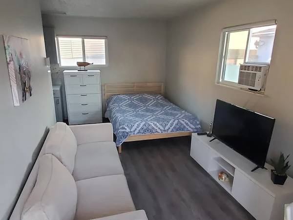 $720 / 1br - 330ft2 - Cozy Furnished Studio Guest House – Prime Location! (Long Beach)63701034836609121