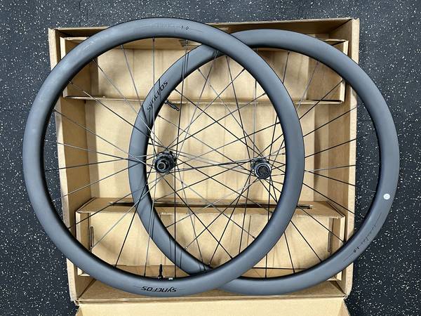 Syncros Capital 1.0 40mm carbon tubeless disc wheelset 1