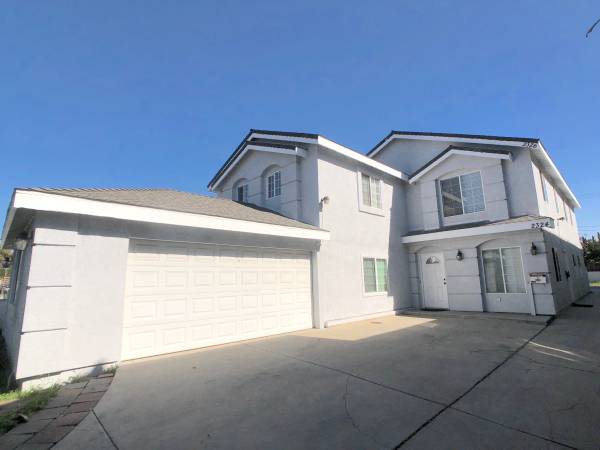 MID-CITY LA ROOM FOR RENT IN LARGE DUPLEX - PRIME LOCATION - $900 1