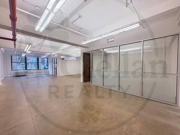 $5,014 / 1880ft2 - Large Office Loft, Glass Meeting Rooms, $32/ft (Midtown West)63854290031873122