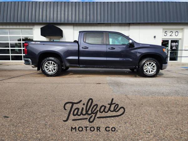 2023 Chevrolet Chevy Silverado 1500 Crew Cab LT Pickup 4D 6 1/2 ft OVER 400 truc 1