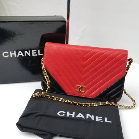 Authentic vintage Chanel Chevron single flap leather chain strap small 1