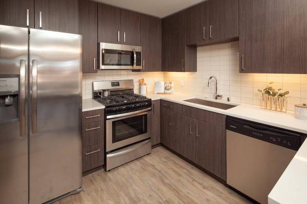 $4,350 / 2br - 1025ft2 - Electrodomésticos de acero inoxidable, estacionamiento fuera de la calle, respaldo de azulejos (Pacific Beach / Crown Point)63657326833281120