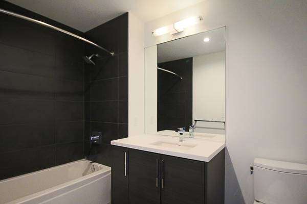 $2,005 Fabulous renovated studio with washer/dryer in unit and huge pool (Near North/Downtown)63899122813698124
