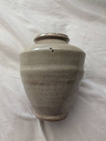 Antique celedron kitchen ming vase / pot 1