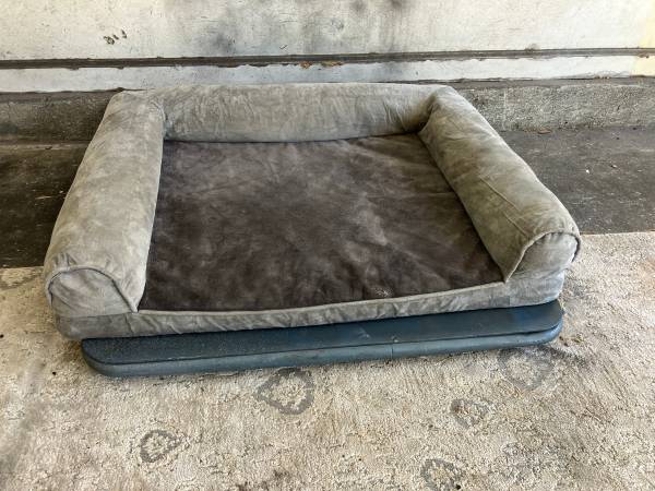 Medium Dog Bed (12-8) 1