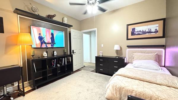 Avail IMMEDIATELY - Fully furnished room, in priv. house/Sunnyside 1