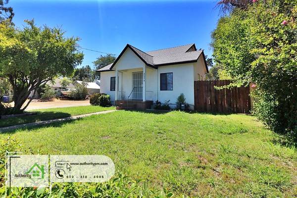 $1,350 / 2br - 950ft2 - 2214 Waldon St. Front Yard Landscaping Included (Redding)63972382009219121