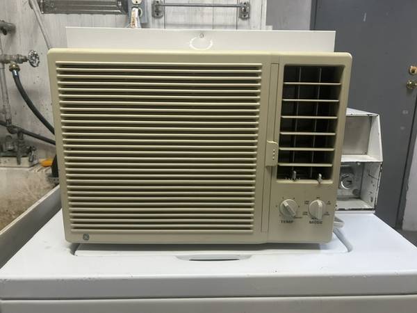 General Electric Window Air Conditioner (5,000 BTU) 1