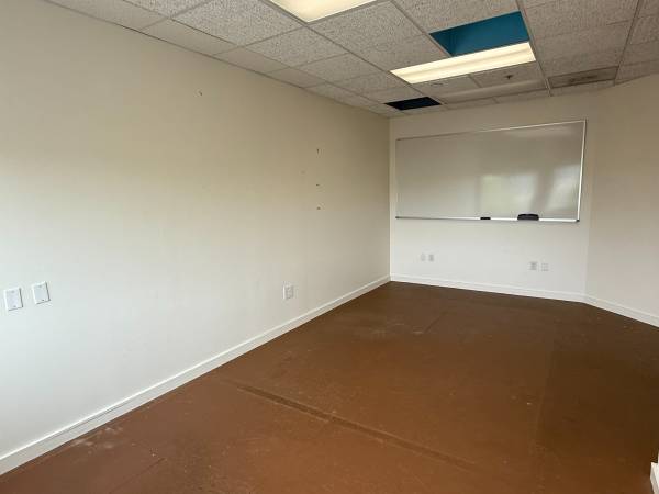 $750 / 300ft2 - Espacios de oficina con servicio completo | Salas de tratamiento | Oficinas grandes | 27-C (healdsburg / windsor)63686103069059121