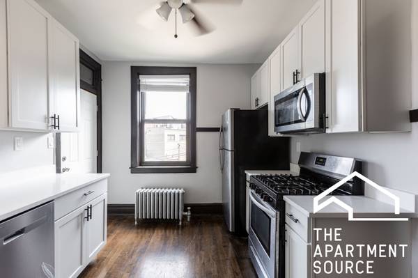 $2,200 / 2br - Updated 2-Bed in Irving Park with Parking + Heat Included (Irving Park)63899121357442120
