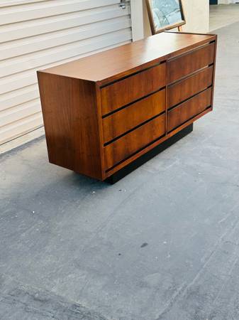 Dresser 1