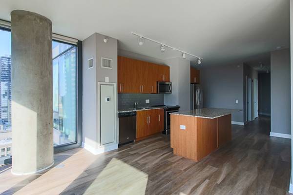 $2,590 / 1br - 882ft2 - Beautiful 1bed washer/dryer in unit, hw floors, balcony, & pool (River North)63898984595842123