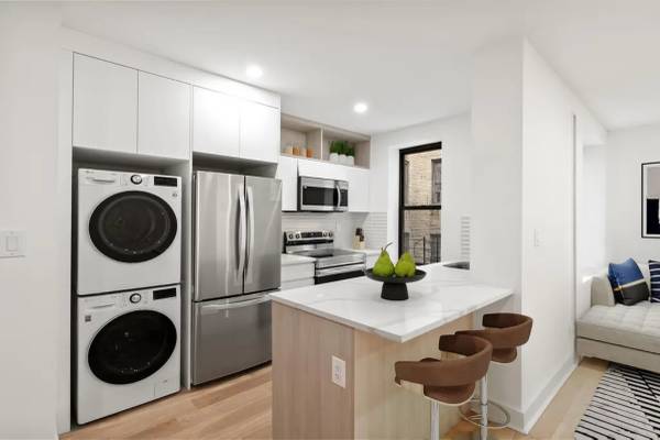 $2,400 / 1br - 600ft2 - TEMPORARY SHORT TERM ONE BEDROOM  FURNISHED OCTOBER THROUGH MAY (New York)63912045507843121