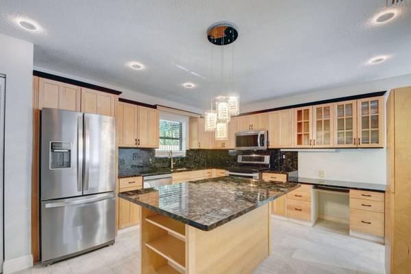 $3,099 / 3br - Ready to Move in ** Renovated 3 bed 2 bath Home ~ Screened in Porch (Lake Worth - 33463*)64049455454978121