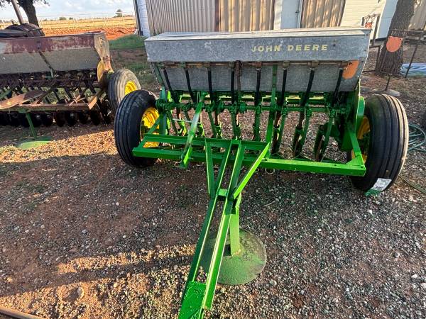 7 1/2 ft John Deere Wheat Drill 1