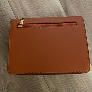 Brand New with shoulder strap w/o tag - $1563471081943683121