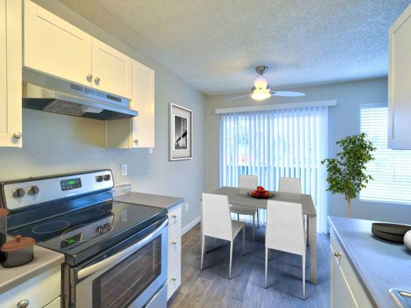 Exceptional 2 BR-Sparkling Pool & Easy Commute to Downtown 1