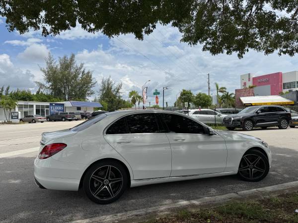 2018 Mercedes-Benz C300 - $2,250 (pago inicial)63479538502403123