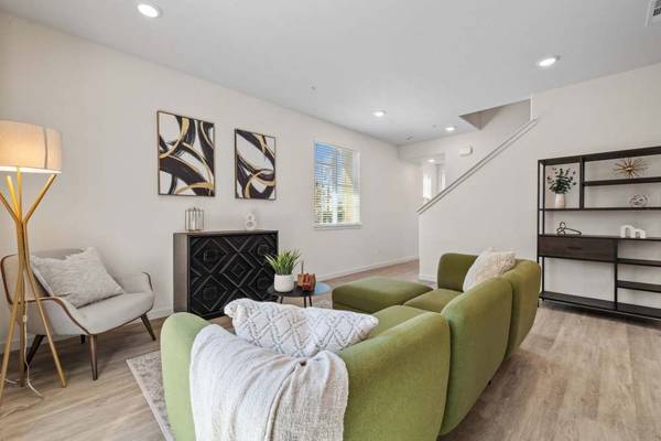 $2,449 / 1br - 1023ft2 - Gabinetes Personalizados, Lavadora/Secadora Incluida, Aire Acondicionado (6122 Plaza Loop, Rocklin, CA)63844739132035120