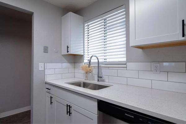 $1,375 / 2br - 892ft2 - Patios, Non-Smoking, Pool, High Speed Internet Access (Boise)63794945709571122