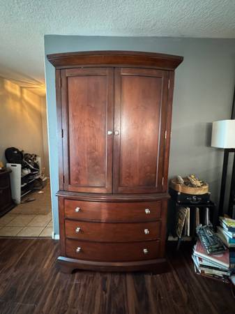 Solid wood wardrobe, excellent condition 1
