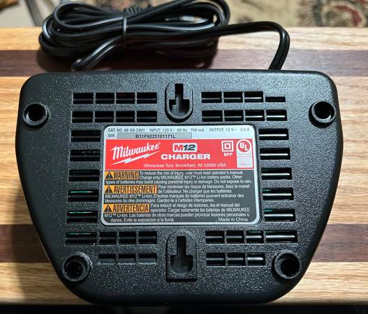 Cargador de batería Milwaukee M12 - $15 (Dundee)63471430136579121