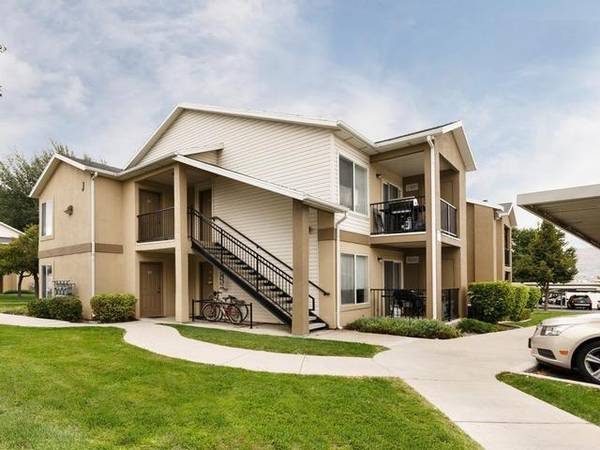 $1,714 / 2br - 917ft2 - Cancha de baloncesto al aire libre de tamaño completo, alfombra mullida, área de juegos63671008348801121