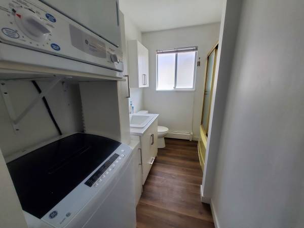 Upper Floor, Private Backyard, 3 bed 1.5 bath 2