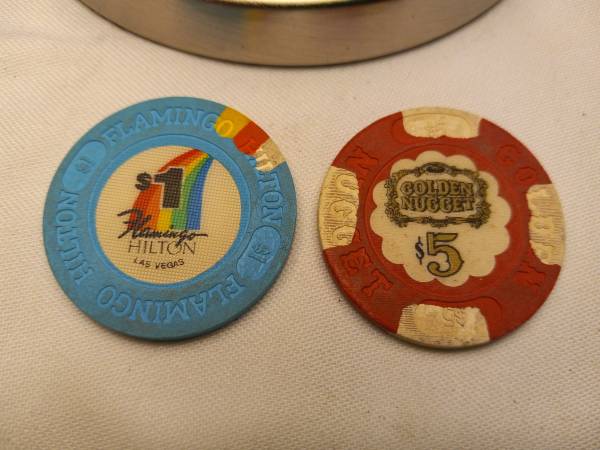 VINTAGE POKER CHIPS GOLDEN NUGGET AND FLAMINGO HILTON $10 EACH 1