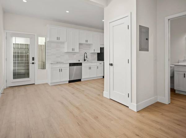 $2,695 / 2br - Central SD Upscale 2 Bed Apt + Patio/Balcony, Highly Walkable Area (San Diego)63998602760706124