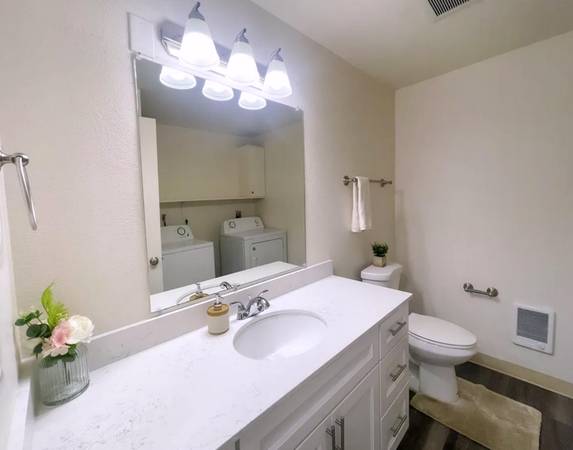$1,725 / 2br - Área conveniente de dos habitaciones + zona transitable en bicicleta / a pie - Se permiten perros y gatos (Milwaukie Heights)63615726484739121