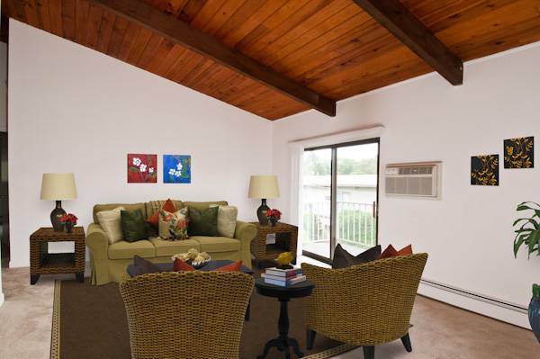 $1,959 / 2br - 860ft2 - FOXBORO H/HW, Oak Kitchen w/micro, patio. Near 106/140/95/495/Shopping (Foxboro)63996547289474121
