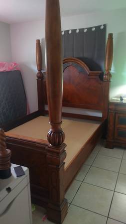 4 Poster Queen Sized Bed Frame 1