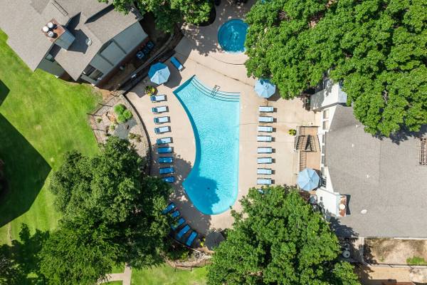 Courtyard, Quartz Countertops, Linen Closet 1