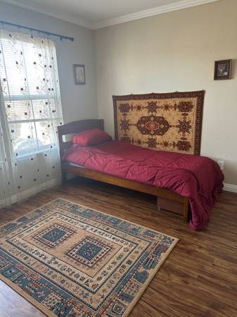 Private, furnished bedroom for students/ young professionals 1