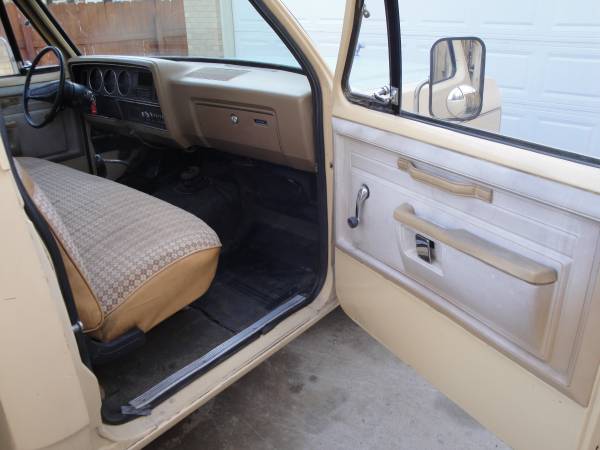 1982 Dodge d150 cama corta paso lateral V8 4 velocidades - $7,500 (Lakewood)63619951744131124