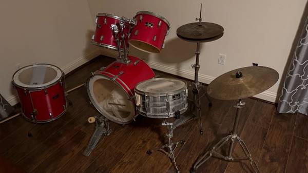 Pearl Export Series  Vintage Drum Set 1