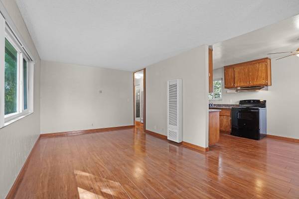 $2,150 / 2br - Bright Upstairs unit in Tr-Plex (hayward / castro valley)63687423279361122