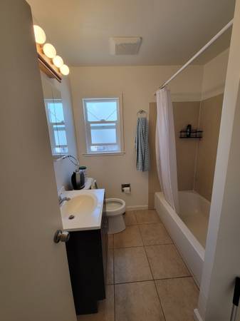 $900 / 3br - 140ft2 - Newark private bedroom in a single family house (fremont / union city / newark)63847325515905122