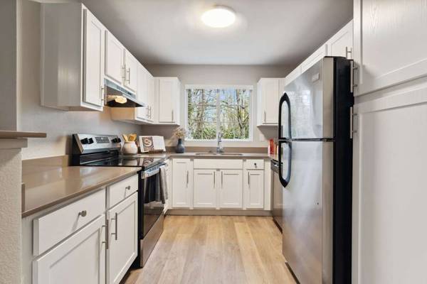 $1,929 / 2br - 1066ft2 - Onsite Management & Maintenance, Detached Garages, 2bd 2ba (11103 SW Davies Rd, Beaverton, OR)63820739212545123