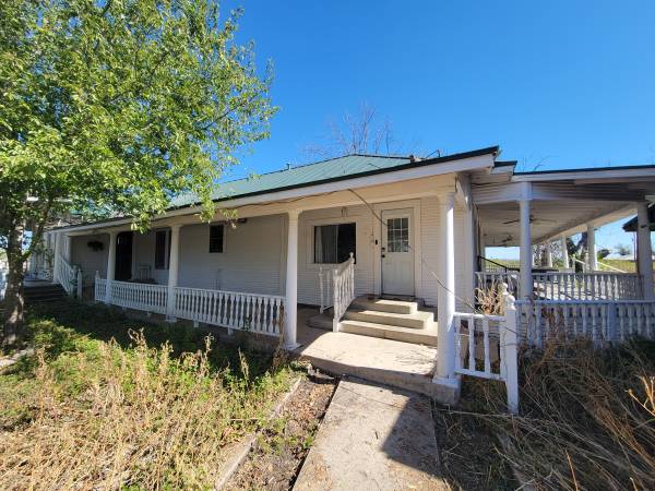 Historic 1901 Ranch Home + 2010 Addition – 3,000 sq ft – 3 Bed / 2 Bat 1
