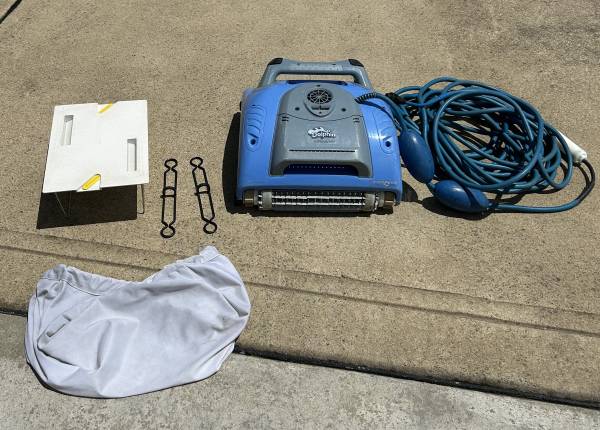 Pool cleaner - Dolphin M-3 1