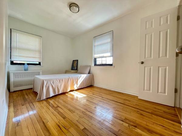 $1,200 / 2br - Convenient Room w/ Twin Bed, 73rd Avenue, Ready Nov 1 (Kew Garden Hills / Briarwood / Fresh Meadows)64033290228738122