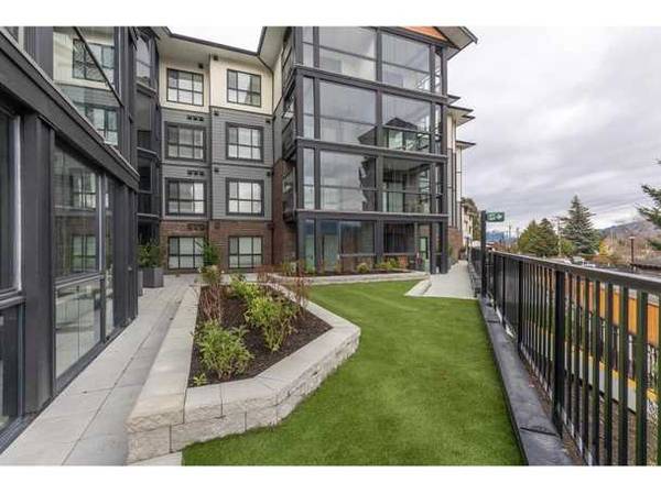 NO GST at this modern condo in Mountainview Lane 1