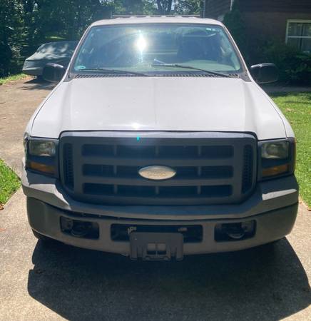 2005 Ford F250 Super Duty Crew CabXLT Pickup 4D 8 ft - $4,300 (Crestwood)63621800144001122