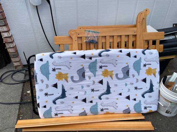 Free crib - all pieces 1